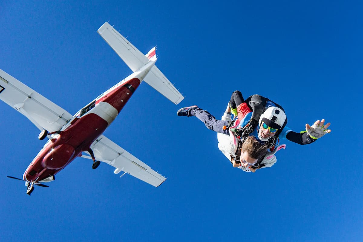 Saut d'un avion en parachute